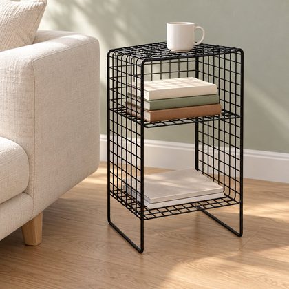 GO DEKOR 60 × 33 × 23 cm siyah metal kafes yan sehpa; orta rafta kitaplar, alt rafta dergiler ve üstte kupa.