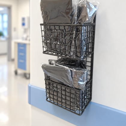 Hasta Önlüğü Rafı – Hastane Ortamında Kapak Görseli; orijinal ürün, temsili klinik arka plan
