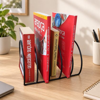 Yuvarlak metal masaüstü dergilik ve kitaplığın ev ortamında kullanımı